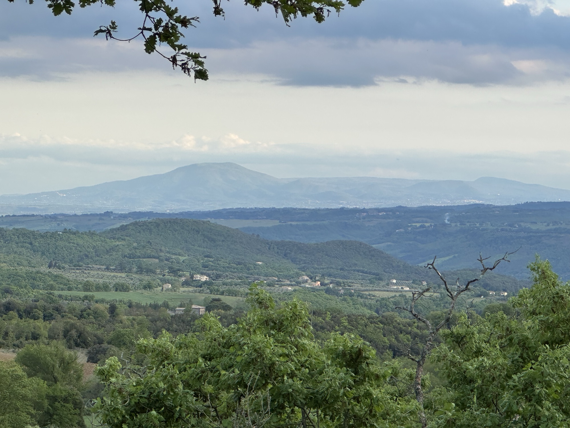 Weiter Panoramablick von der Terrasse über die Hügel Umbriens bis zum Monte Amiata