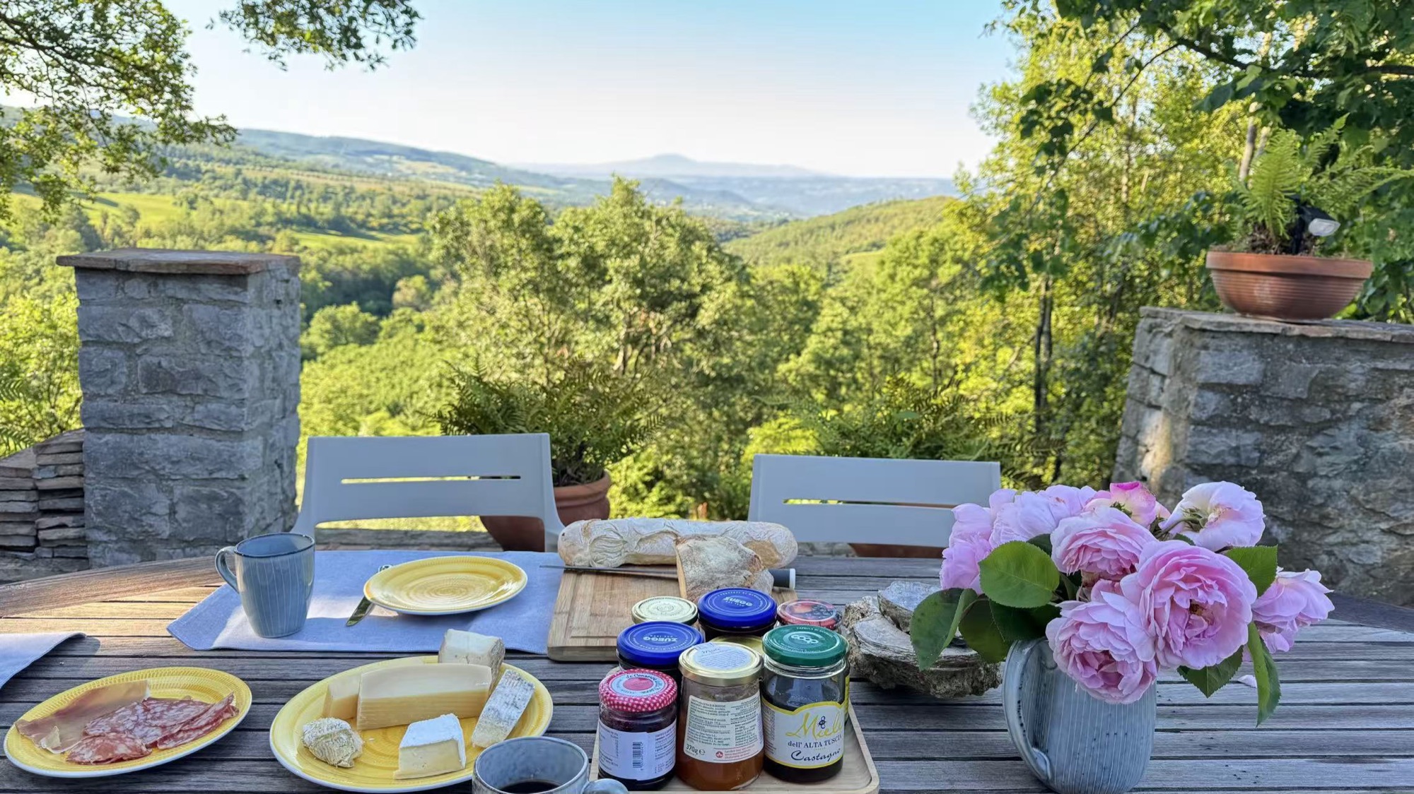 Gedeckter Frühstückstisch auf der Terrasse mit Blick über die Täler Umbriens